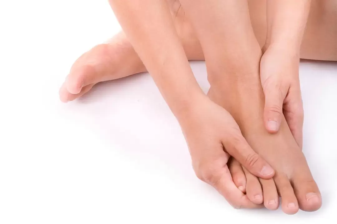 strofinando lo spray Hondro Sol Valgus contro l'alluce valgo